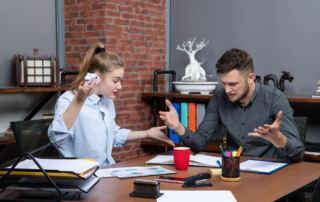 Konflikt am Arbeitsplatz. Bild von KamranAydinov