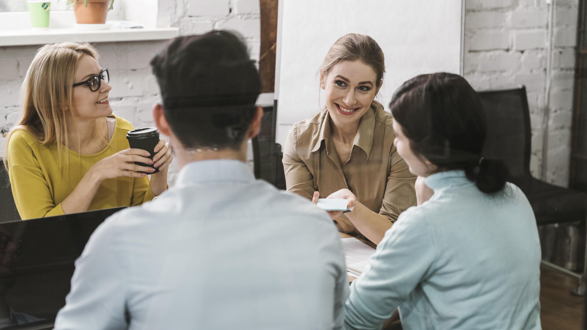 gruppe-von-geschaftsleuten-wahrend-einer-besprechungsprasentation gruppe-von-geschaftsleuten-wahrend-einer-besprechungsprasentation