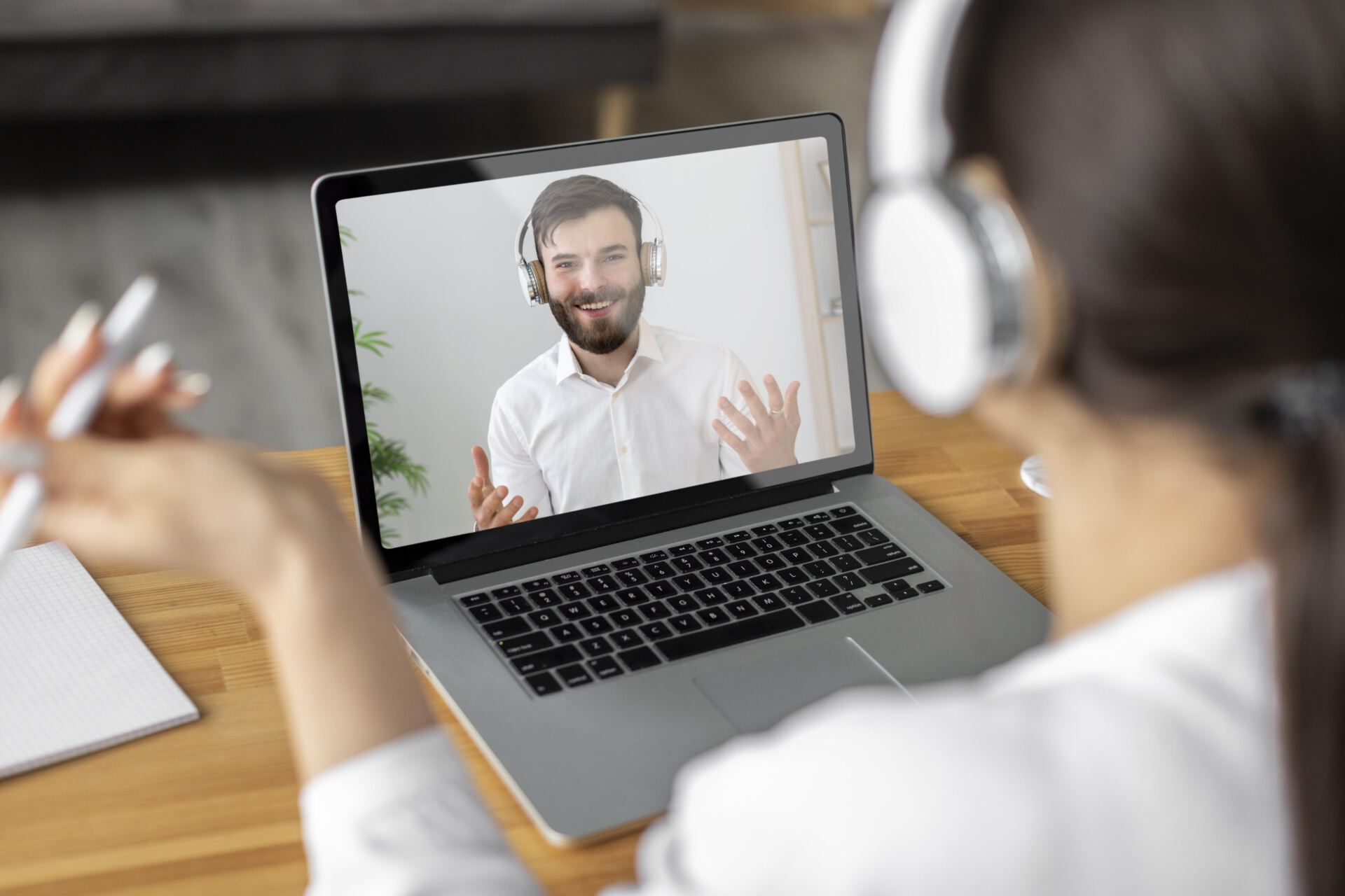 nahaufnahme-frau-videoanruf-mitarbeiter
